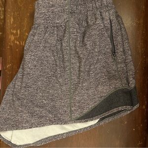 Heather gray lululemon hotty hot shorts 4”